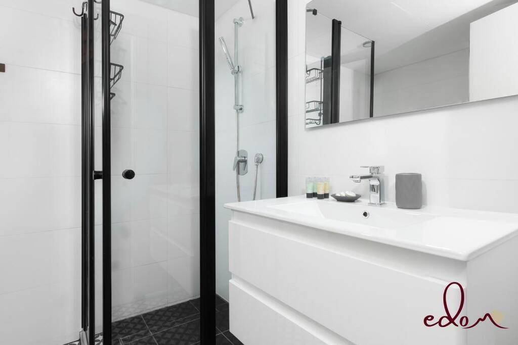 סוויטה מעוצבת עם מרפסת ליד הים - By Edom Apartment Eilat