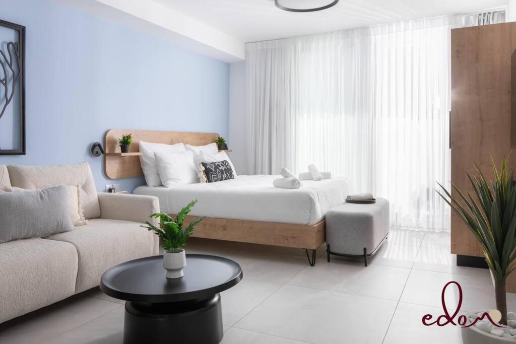 סוויטה מעוצבת עם מרפסת ליד הים - By Edom Apartment